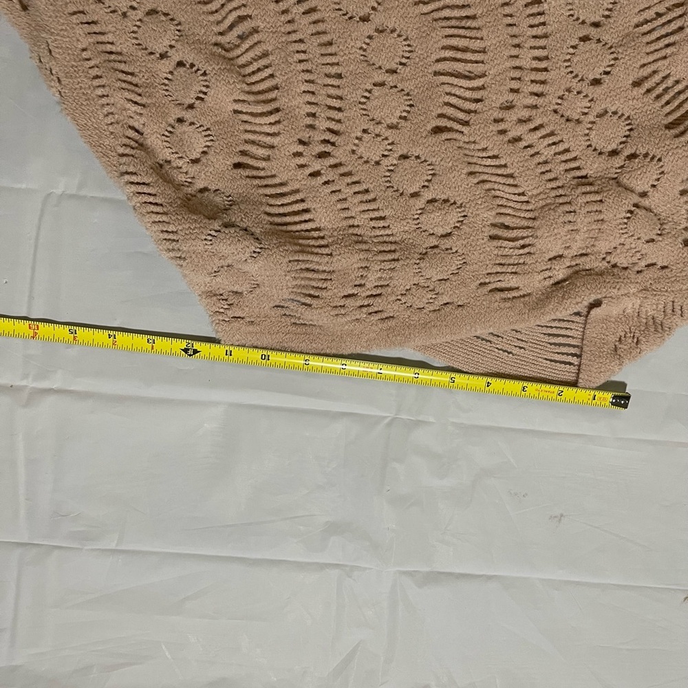 Women’s mauve colored shawl. Like new condition… pull over head and open to arms - Picture 6 of 7